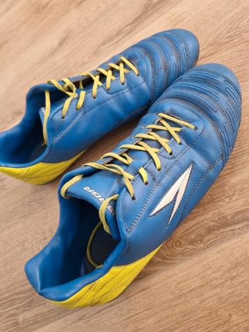 Voetbalschoenen maat 44 beschikbaar voor biedingen