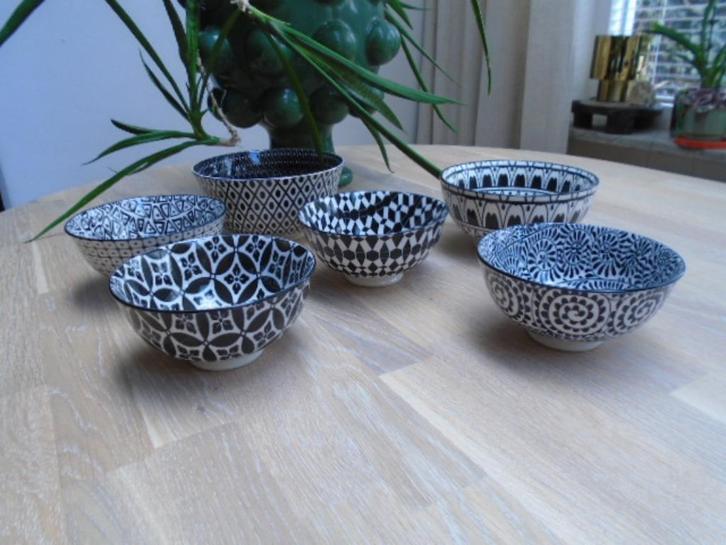 6x oa Pomax cremewit met zwarte kommetjes, schaaltjes, Huis en Inrichting, Keuken | Servies, Zo goed als nieuw, Kom(men), Overige stijlen