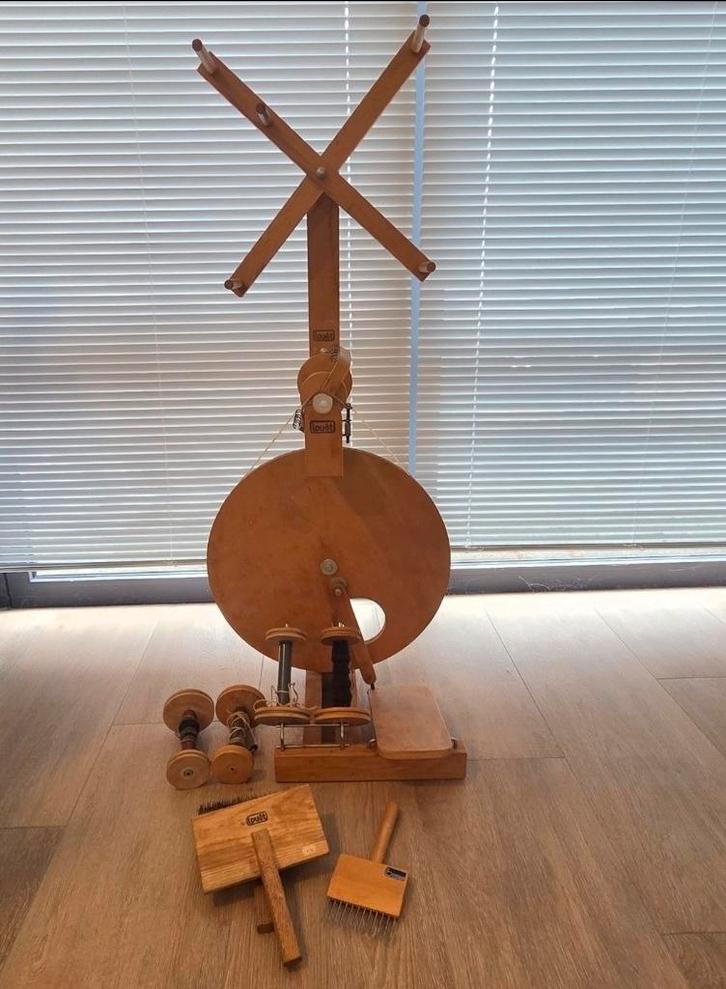 Louet S10 Spinnewiel + 5 spoelen, haspel, 2 handkaarden +wol, Hobby en Vrije tijd, Spinnewielen en Spinnen, Spinwol, Ophalen