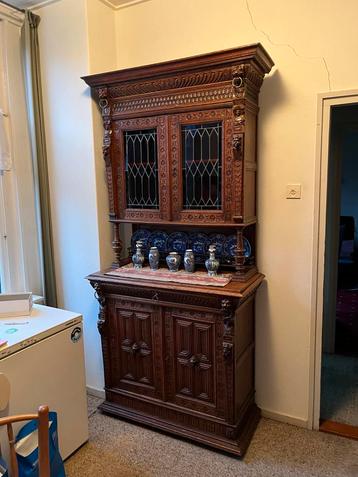 Antieke Kast met Porselein beschikbaar voor biedingen