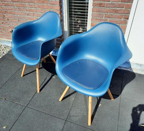 2x, Eetkamerstoel Isolde_Blauw_houten onderstel_Zitkussen., Huis en Inrichting, Stoelen, Gebruikt, Twee, Hout, Kunststof, Blauw