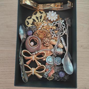  24. Doosje met Sieraden onderdelen  beschikbaar voor biedingen