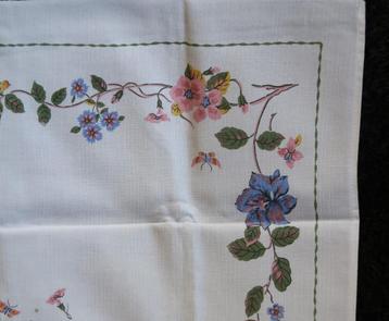 Nieuw tafelkleed vlinders en bloemen 76 x 79 cm beschikbaar voor biedingen