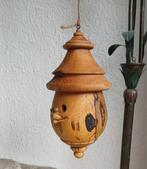Handgemaakt vogelhuisje om op te hangen met kleine vogel, Ophalen of Verzenden, Zo goed als nieuw
