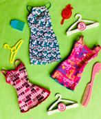 Set van 3 Barbie jurkje met accessoires, samen voor €2,00, Ophalen of Verzenden, Zo goed als nieuw, Kleertjes
