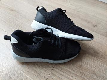 Zwarte Sneakers met witte zolen - maat 35 beschikbaar voor biedingen