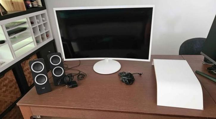 Samsung Monitor + Logitech Speakers + Ikea Riser - Set, Computers en Software, Monitoren, Gebruikt, 61 t/m 100 Hz, HDMI, Gaming