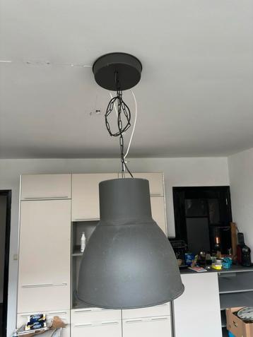 2 Grijze Plafondlampen met Ketting beschikbaar voor biedingen