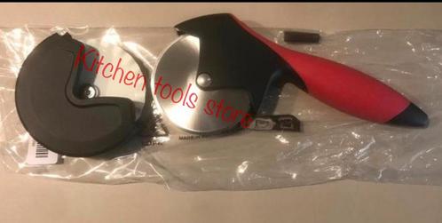 Tupperware pizzames snijder pizzawiel rood zwart voorraad, Huis en Inrichting, Keuken | Tupperware, Nieuw, Rood, Ophalen of Verzenden