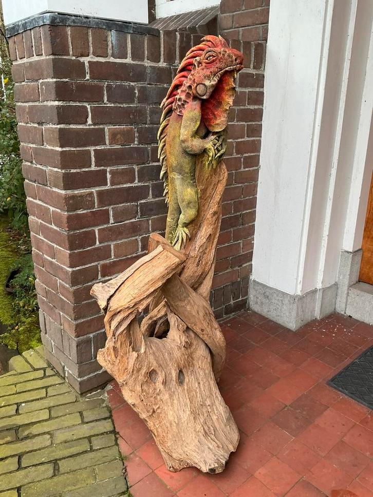 Leguaan v. klei gemodelleerd op een mooi, gedraaid stuk hout, Antiek en Kunst, Kunst | Niet-Westerse kunst, Ophalen