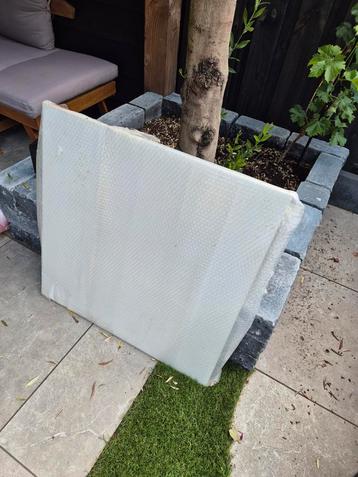 Witte tafel 1mx1m beschikbaar voor biedingen