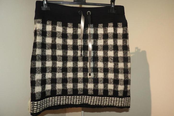 Marccain zacht rokje ruiten print koort met merk druk N4/40, Kleding | Dames, Rokken, Zo goed als nieuw, Maat 38/40 (M), Zwart