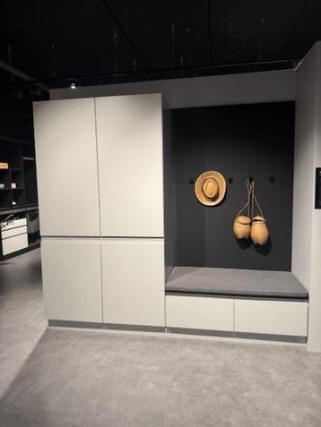 KVIK Showroom garderobe/kleding kasten beschikbaar voor biedingen