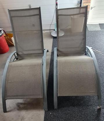 Twee comfortabele verstelbare tuin/terras ligbedden beschikbaar voor biedingen