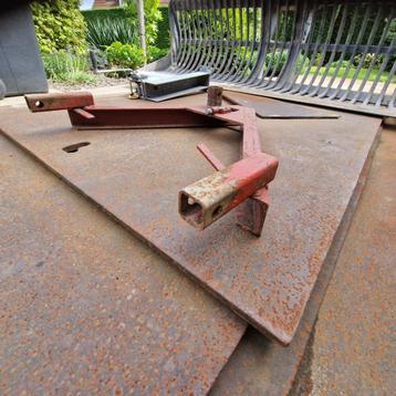 Ijzeren schuif. Egalisatieframe. Knijperbak. Knobbelhaken  beschikbaar voor biedingen