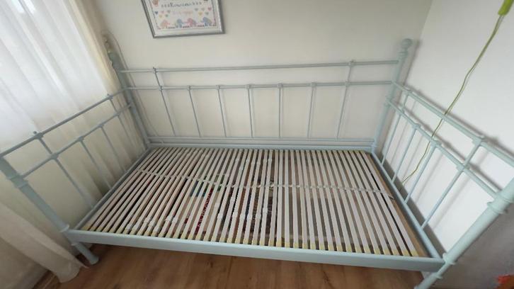 Eenpersoonsbed IKEA, Huis en Inrichting, Slaapkamer | Bedden, Zo goed als nieuw, Eenpersoons, 90 cm, Metaal, Blauw, Ophalen
