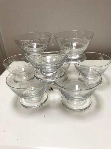 8 brocante glaasjes op voet beschikbaar voor biedingen
