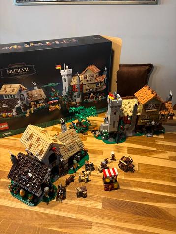Lego Medieval Town Square! 10332 Compleet en zgan! beschikbaar voor biedingen