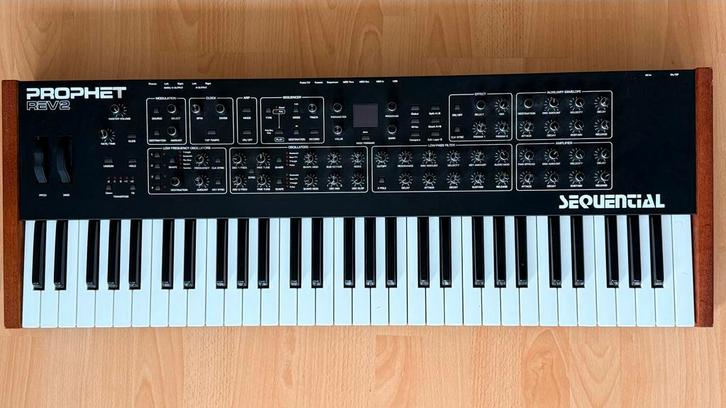 Sequential Prophet REV2 - 8 Voice Synthesizer, Muziek en Instrumenten, Synthesizers, Zo goed als nieuw, Overige aantallen, Overige merken