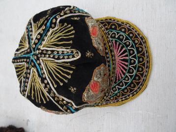 1 olifantencap en 2 vintage bontmutsen.  beschikbaar voor biedingen