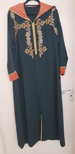 Nieuww!! Donkergroene gedecoreerde abaya met capuchon 50€, Nieuw, Groen, Maat 42/44 (L), Ophalen