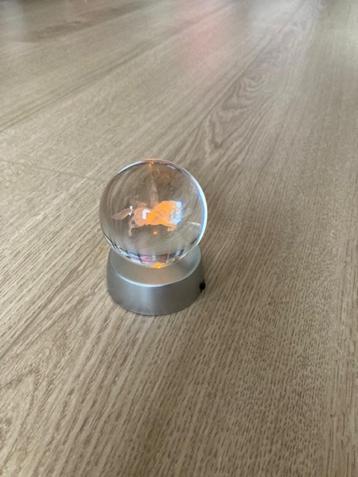 Glazen bol met licht met paard/pony met vleugels beschikbaar voor biedingen