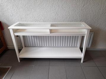 Nette witte side tafel beschikbaar voor biedingen