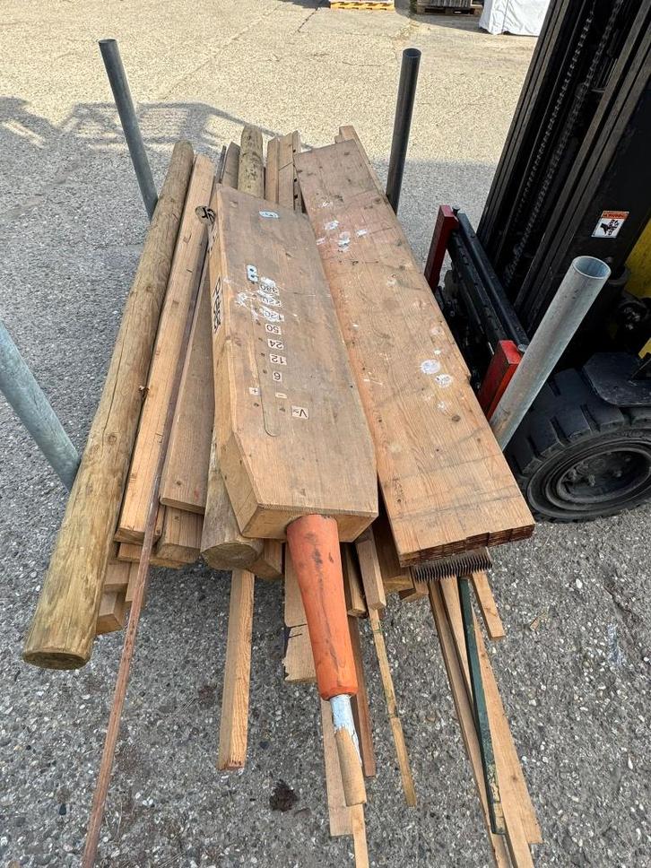 Restpartijtje vuren hout, Tuin en Terras, Palen, Balken en Planken, Zo goed als nieuw, Balken, 180 tot 250 cm, Ophalen