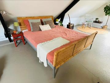 Tweepersoons bed 200x160 inclusief 2 matrassen beschikbaar voor biedingen