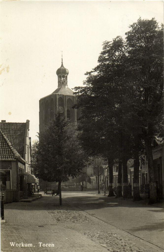 Workum. Toren - 194? gelopen, Verzamelen, Ansichtkaarten | Nederland, Ongelopen, Friesland, Voor 1920, Ophalen of Verzenden