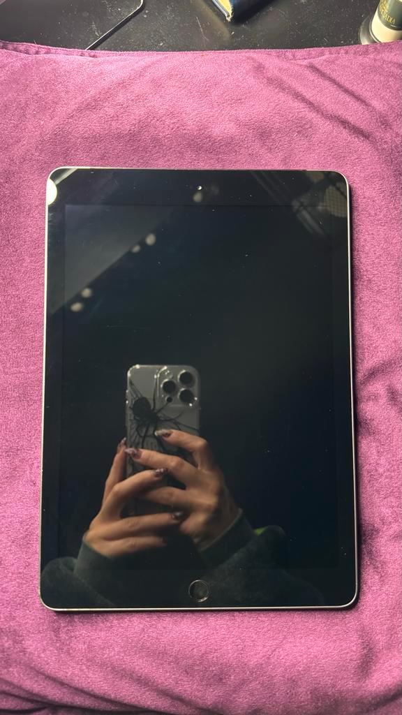 Ipad 6e generatie, Computers en Software, Apple iPads, Zo goed als nieuw, Apple iPad, 10 inch, 32 GB, Ophalen of Verzenden