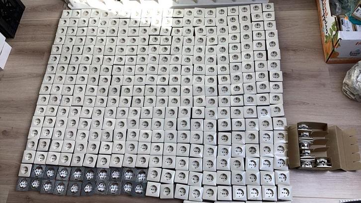 PEHA SCHAKELMATERIAAL crème, wit p.st te koop, Doe-het-zelf en Verbouw, Elektra en Kabels, Ophalen of Verzenden