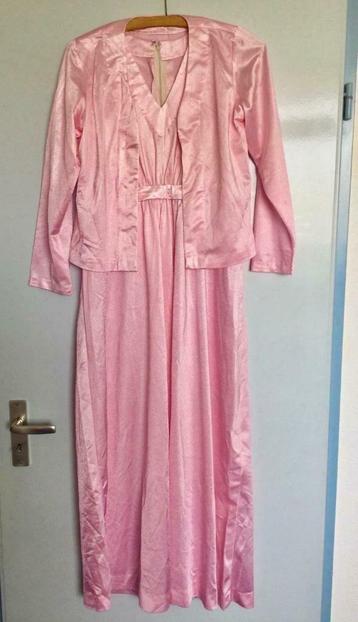 mooie roze pakje gemaakt in Dubai beschikbaar voor biedingen