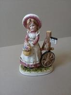 Beeldje Porselein. Meisje met bloemenmand., Ophalen of Verzenden, Gebruikt, Mens