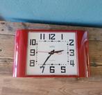 Retro The Metro Newgate wandklok, rood, Tweedehands, Tweedehands, Ophalen of Verzenden, Wandklok
