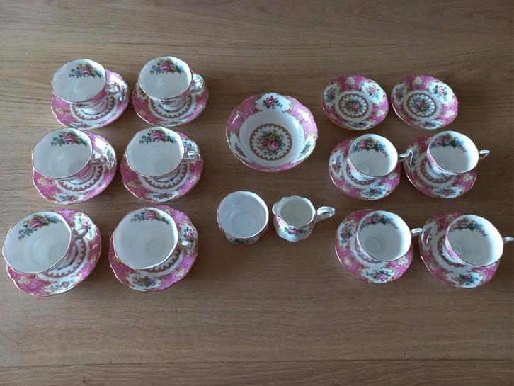 ROYAL ALBERT Lady Carlyle serviesdelen, zie foto's + omschr., Verzamelen, Porselein, Kristal en Bestek, Zo goed als nieuw, Kop en/of schotel