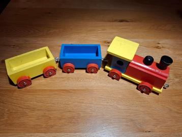 vrolijke houten speelgoedtrein beschikbaar voor biedingen