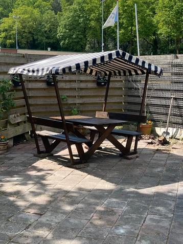 Pittoreske picknicktafel met zonnescherm beschikbaar voor biedingen