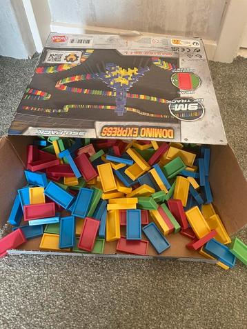 Domino express ong. 350 steentjes en 1 bocht, 2 recht,heuvel beschikbaar voor biedingen