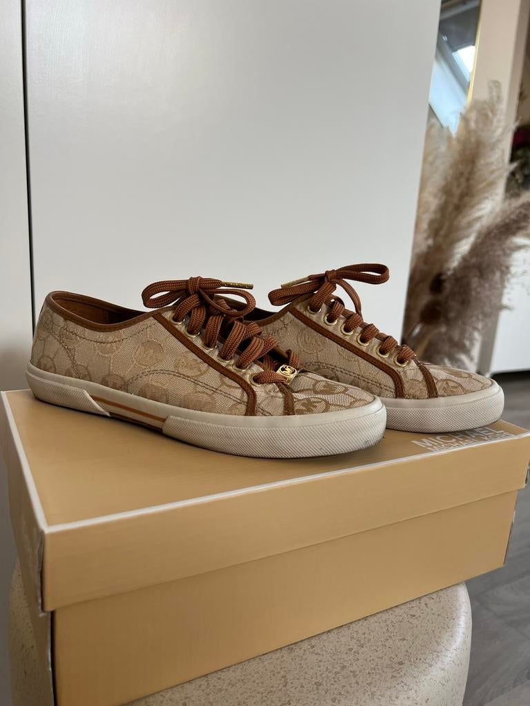 Beige/ bruine schoenen van Micheal Kors, Kleding | Dames, Schoenen, Beige, Ophalen of Verzenden, Sneakers of Gympen, Zo goed als nieuw