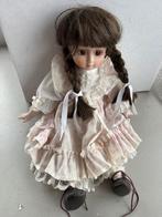 Porseleinen verzamelpop met roze bloemetjesjurk en vlechten, Verzamelen, Verzenden, Zo goed als nieuw, Pop