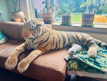 Levensgrote pluche tijger knuffel 130 cm lang beschikbaar voor biedingen