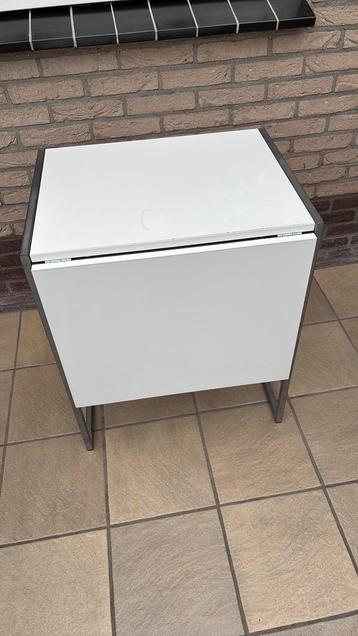 Inklapbaar bijzettafel. Blad 90x56 cm. beschikbaar voor biedingen