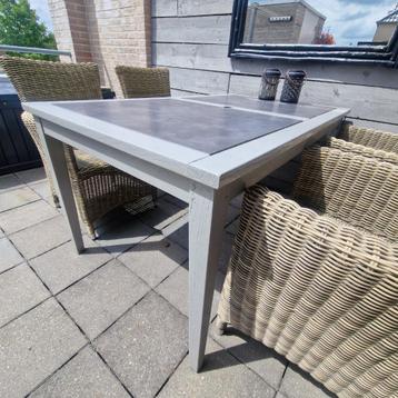 Tuin tafel beschikbaar voor biedingen
