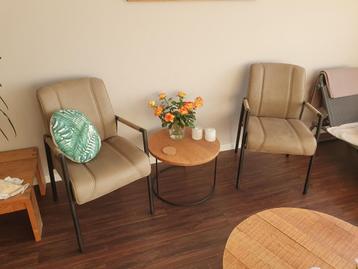 2 Fauteuils olijfgroen met zwart onderstel, izgs beschikbaar voor biedingen