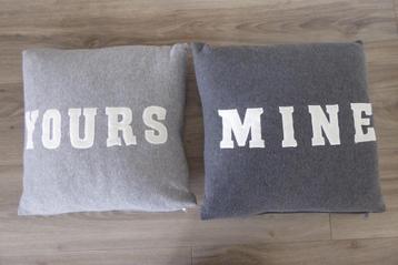 2 grijze kussentjes met tekst 'yours' en 'mine'.  beschikbaar voor biedingen