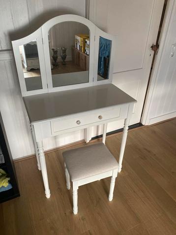 Witte Kaptafel met Krukje beschikbaar voor biedingen