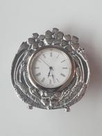 Vintage welsh silver scenes klokje verzilverd tin miniatuur, Antiek en Kunst, Ophalen
