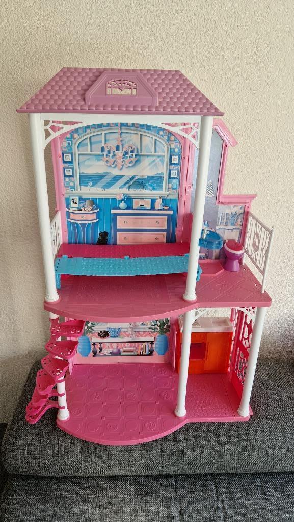 Barbie huis met verdieping en toebehoren, in goede staat!, Kinderen en Baby's, Speelgoed | Poppenhuizen, Gebruikt, Poppenhuis