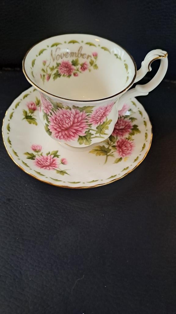 Royal Albert November  kop en schoteltje klein, Ophalen of Verzenden, Zo goed als nieuw, Porselein, Kop en/of schotel